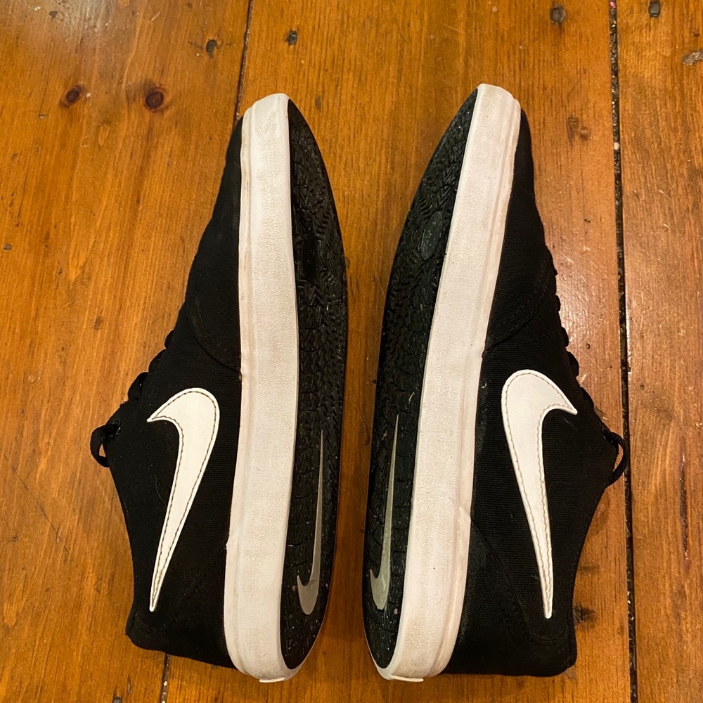 Size 10 women’s Nike SB black shoes